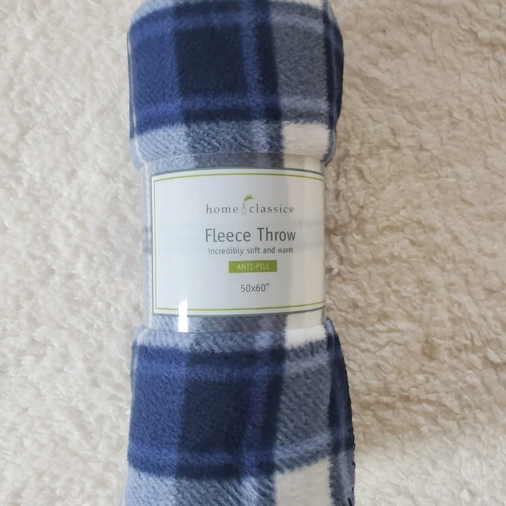 FLEECE THROW Blue and White Plaid. NEW WITH TAGS. - Picture 1 of 3